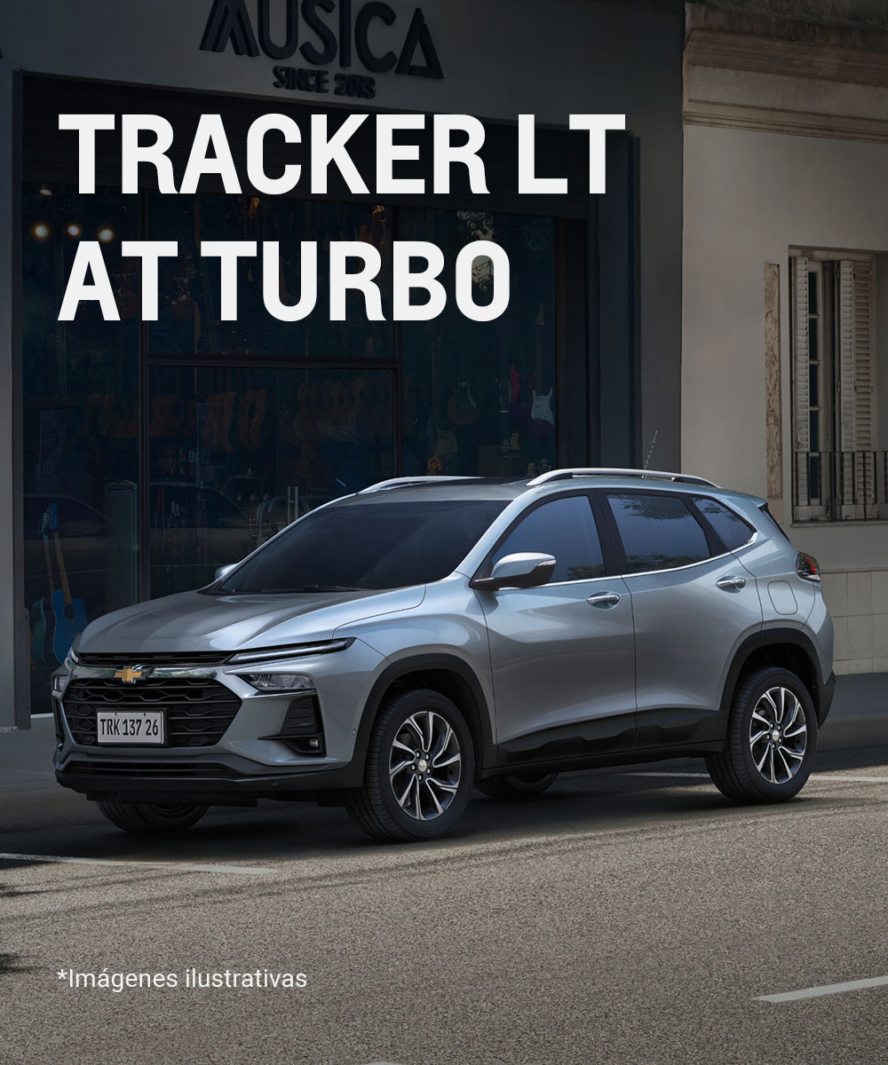 Chevrolet Tracker Turbo color plateado estacionada frente a edificio urbano