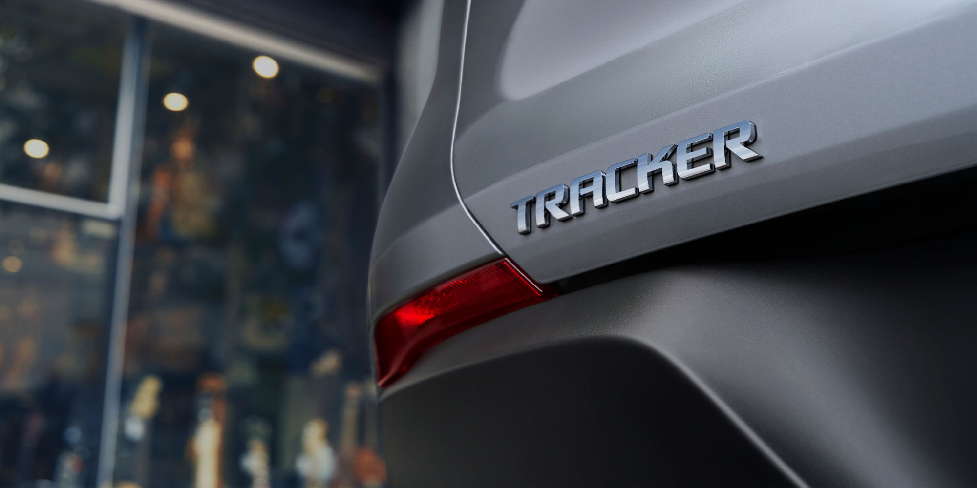 Detalle trasero de Chevrolet Tracker Turbo con emblema Tracker y luz posterior roja